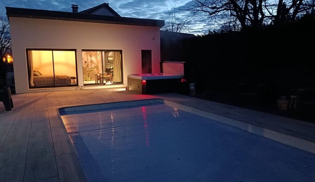 lovebirds.spa Brand new poolhouse with spa