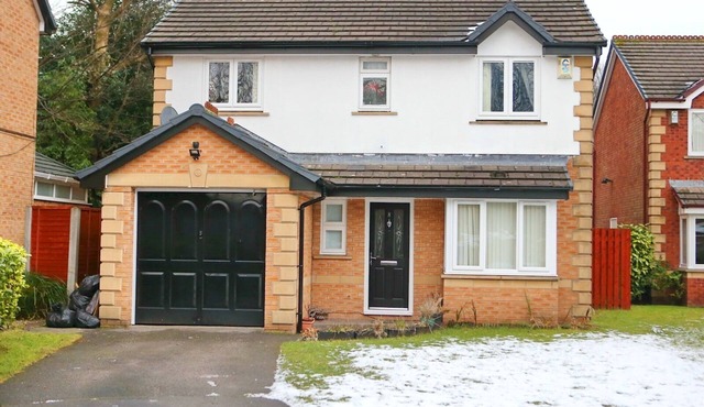 Loved Family Home With Garden & Parking - Pass the Keys