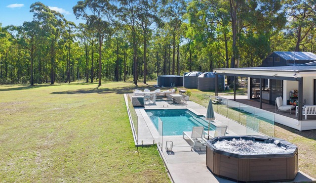 Lovedale Abode 13 bedrooms with heated pool & Acres