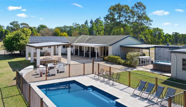 Lovedale Lodge up to 40 guests|10 bedroom|acres| heated pool &spa and games shed