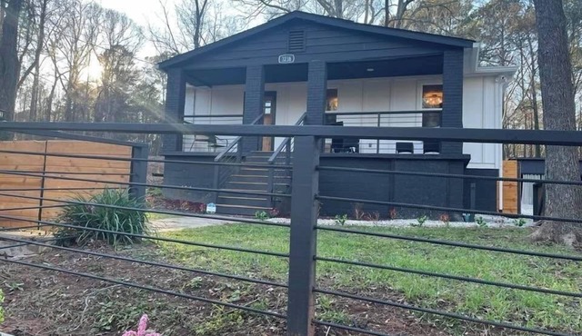 LoveJones Bungalow-Luxury decor, Large deck & backyard, Office, 2 fireplaces