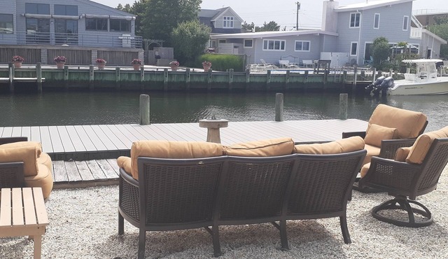 Loveladies Lagoonfront, 3 BR, sleeps 8, 1.5 bath, Private Beach Parking pass