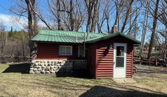 Lovells Riverside Cabin #1 is just steps from the North Branch of the AuSable River with private stair access. You’re also moments from Caid’s Gas Station, the hardware store, and the iconic Lovells Riverside Tavern.
