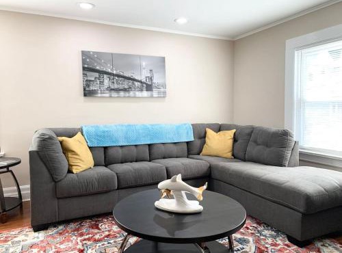 Lovely 1 BD downtown 2F apt in quite neighborhood