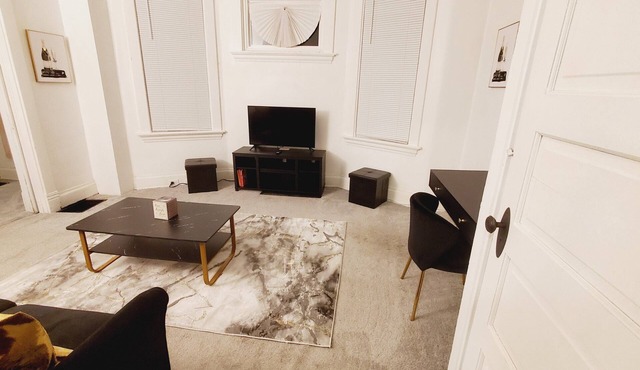 Lovely 1-bd unit w/free parking 12 min to downtown