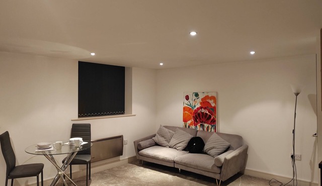 Lovely 1 bed apartment -contractors welcome