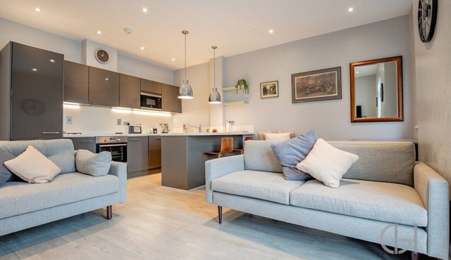 Lovely 1 Bed Apartment with a View!