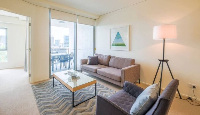 Lovely 1 Bed Apt Apt w/ FREE Parking @Bowen Hills