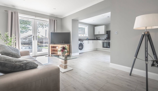 Lovely 1-bed Cottage in Kelty With Hot Tub