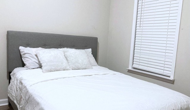 Lovely 1 Bed Room unit with Free Parking