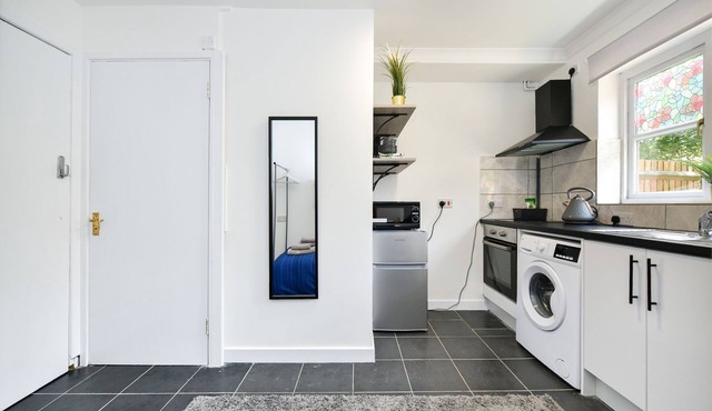 Lovely 1-bed Studio with Parking available