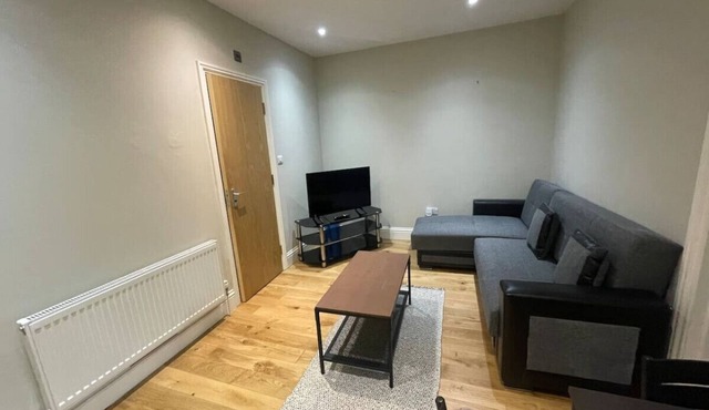 Lovely 1 bedroom apartment with on street parking