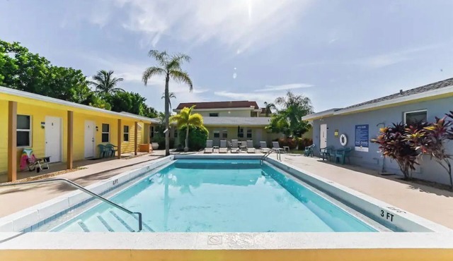 Lovely 1 Bedroom Steps from the Beach