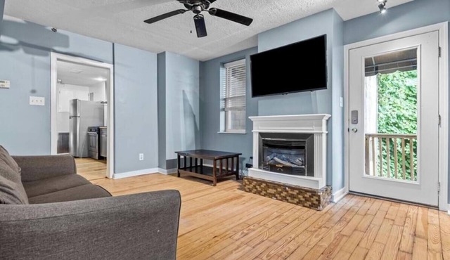 Lovely 1-bedroom apartment with AC in tranquil Pittsburgh
