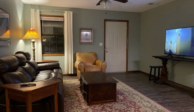 Lovely 1 Bedroom Apartment with front door parking.