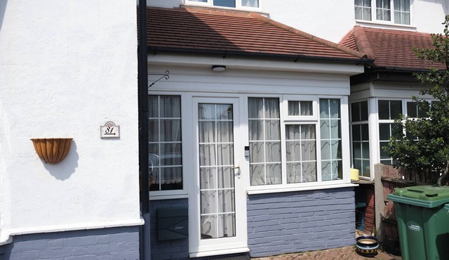 Lovely 1 bedroom apartment with free parking