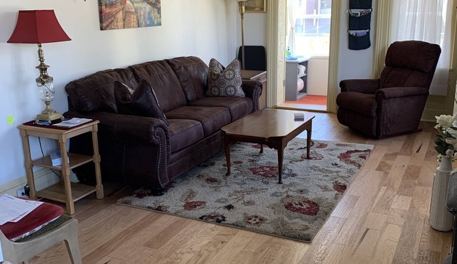 LOVELY 1 Bedroom Apartment in the Heart of Golden