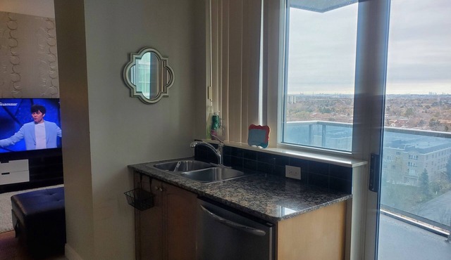 Lovely 1 bedroom Condo Downtown Mississauga Square One