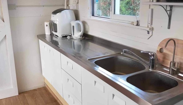 Lovely 1-bedroom cabin in Hakaru. Take a break and unwind at this peaceful oasis