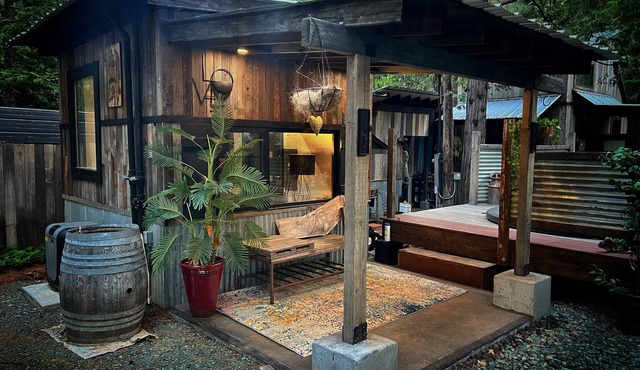 Lovely 1-bedroom cabin in Pioneer plus camping and Rv Sites w/10 person hot tub