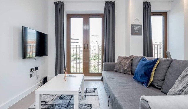 Lovely 1 Bedroom City Apartment , 5 mins Walk to