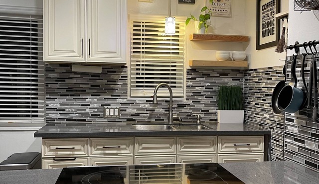 Lovely 1 bedroom condo, King bed, walking distance to the beach, family friendly