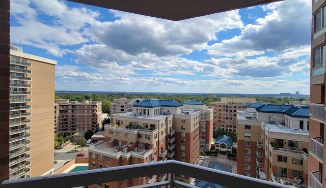 Lovely 1-Bedroom Condo with Pool and City View