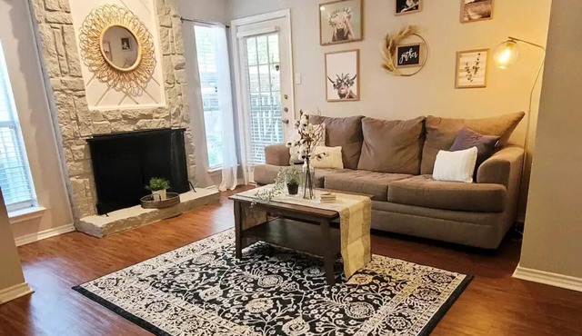 Lovely 1 Bedroom Condo W/Pool - Covered Parkingn