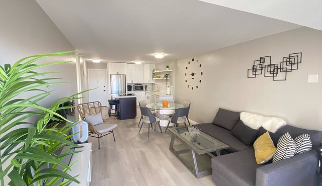 Lovely 1 bedroom condo near shops & dining!