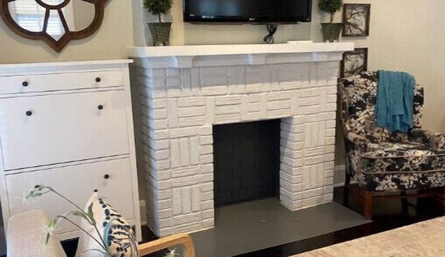 Lovely 1 bedroom condo. With its own driveway