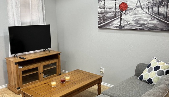 Lovely 1 bedroom condo with free parking