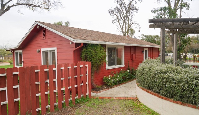 Lovely 1-bedroom cottage in Santa Ynez on 4.3 acre Olive farm. Pet friendly, AC.