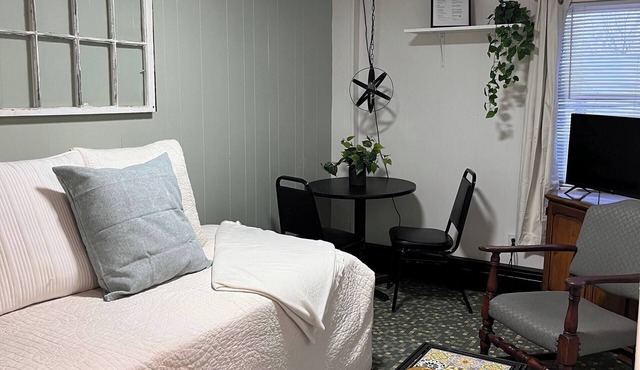 Lovely 1-bedroom efficiency apartment in quaint Marietta perfect for your stay