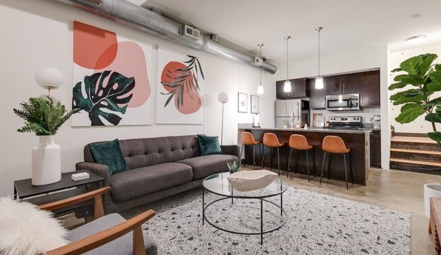 Lovely 1-Bedroom Loft with Free Parking and Wifi