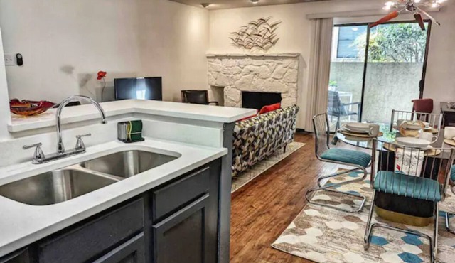 Lovely 1-Bedroom Med Center Condo w/Pool Access