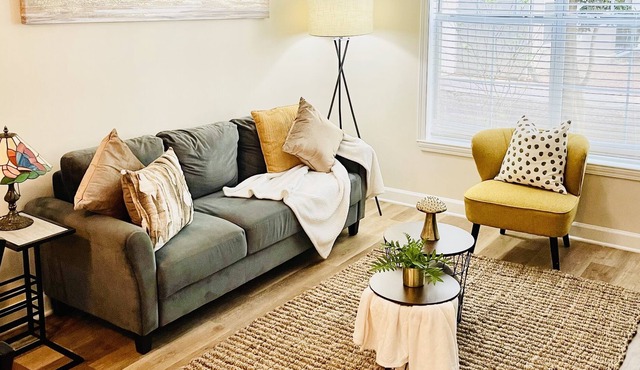 Lovely 1 bedroom Queen suite with Wifi and free parking.