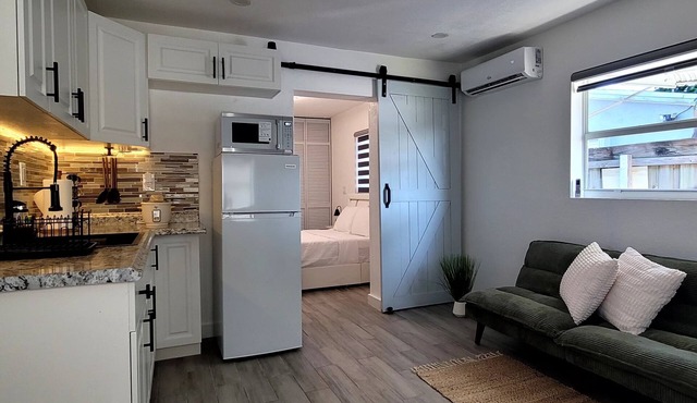 Lovely 1-bedroom studio with wet bar and AC in vibrant Hollywood