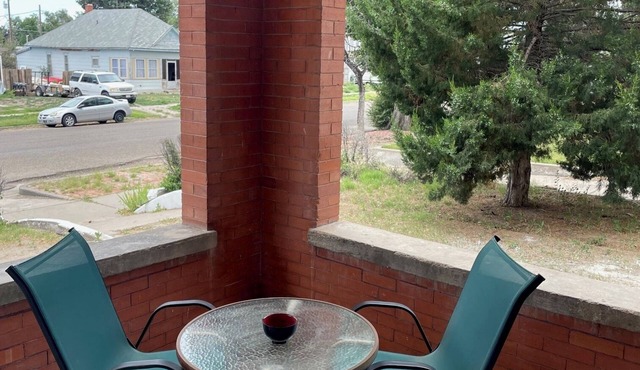 Lovely 1 bedroom suite in Historic La Junta home- cozy, clean & convenient stay