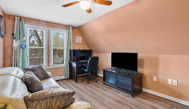 Lovely 1-bedroom third floor apartment in Hartford with fast WiFi access