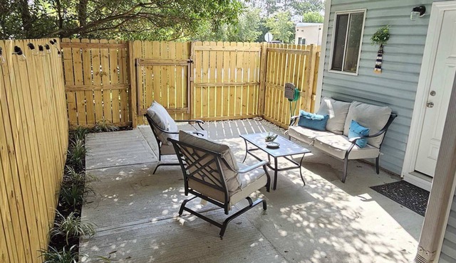 Lovely 1-bedroom townhouse with free parking