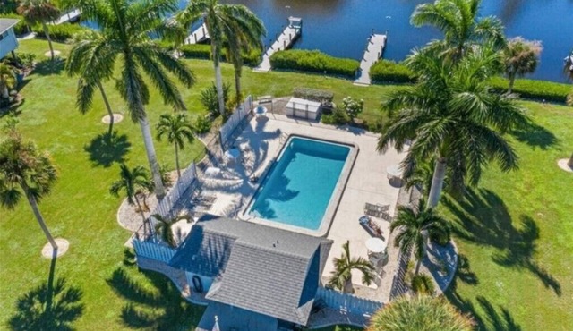 Lovely 1-Bedroom Vacation Home with Pool & Dock