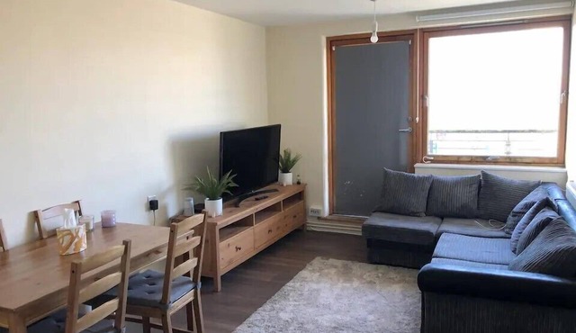 Lovely 1 BR serviced apartment w/patio sleeps 3+ | Pass The Keys