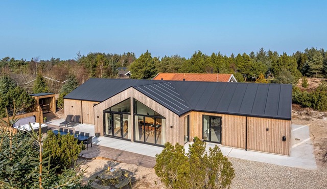 Lovely 16-person luxury house with activity room, outdoor hot tub and outdoor.