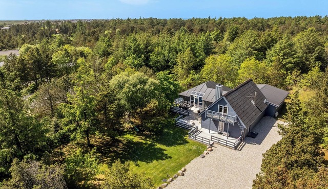Lovely 16-person pool house with spa, sauna and large terrace