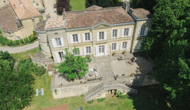 Lovely 18th-century château in the heart of the Bordeaux vineyards. Country cottage