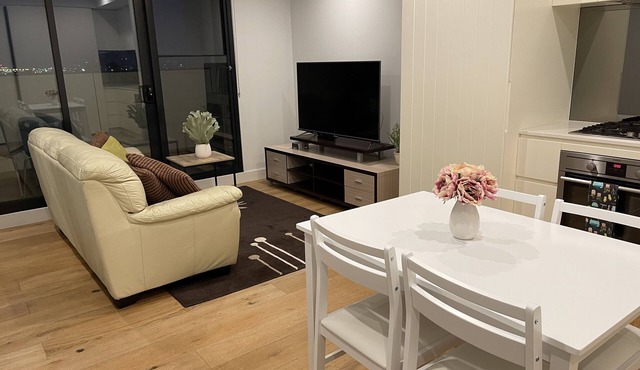 Lovely 1BD condo with free parking + city view