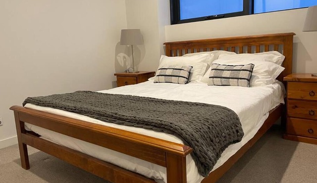 Lovely 1BD condo with free parking city view