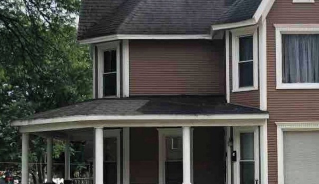 Lovely 1BR apartment in charming downtown Albion