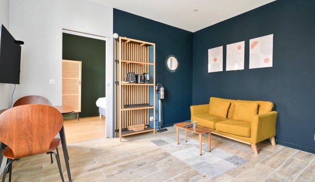 Lovely 1BR flat with direct access to subway, streetcar, and RER