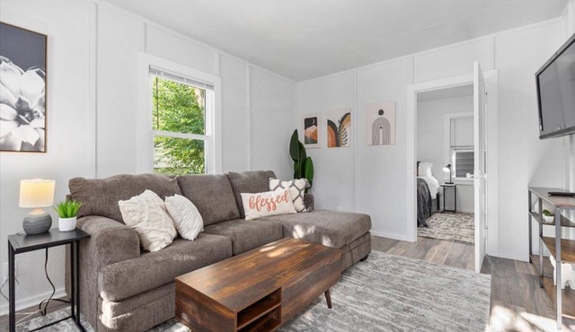 Lovely 1BR Hideaway: Fully Furnished, Unit 214